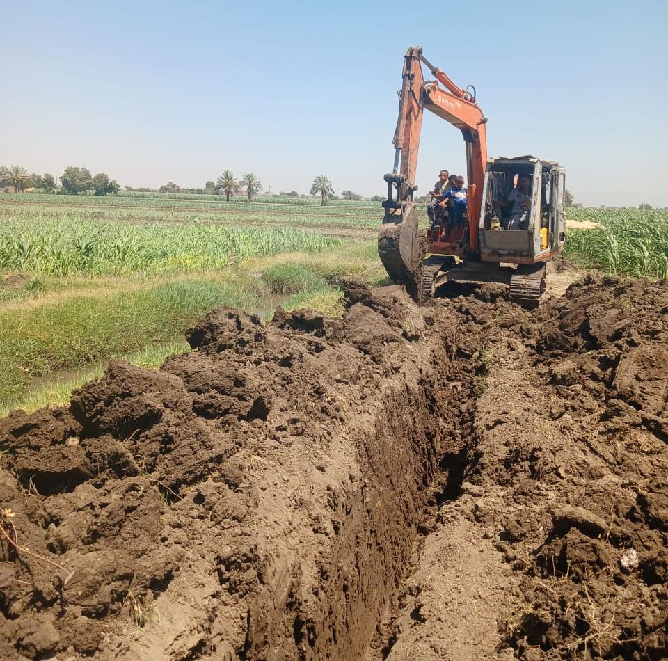 Excavating the main line trench for the FAO drip irrigation network in Sohag
