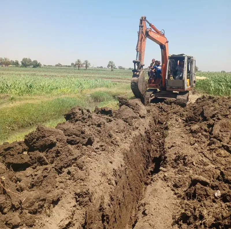 Excavating the main line trench for the FAO drip irrigation network in Sohag