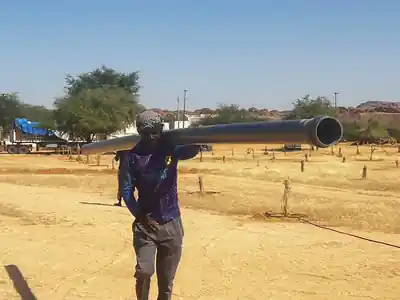 نقل ومد مواسير الخط الرئيسي بالموقع