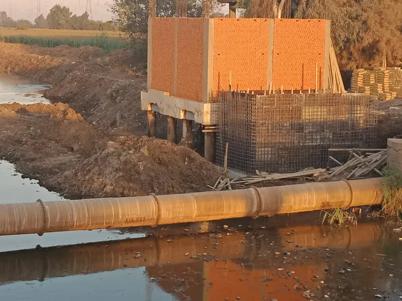 مبنى المحطة على جسر الترعة بجوار خط الطرد قطر 1 م