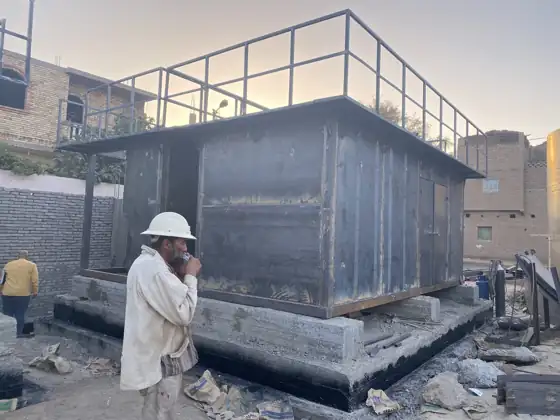 الهيكل المعدني لمبنى المحطة على القواعد الخرسانية المسلحة